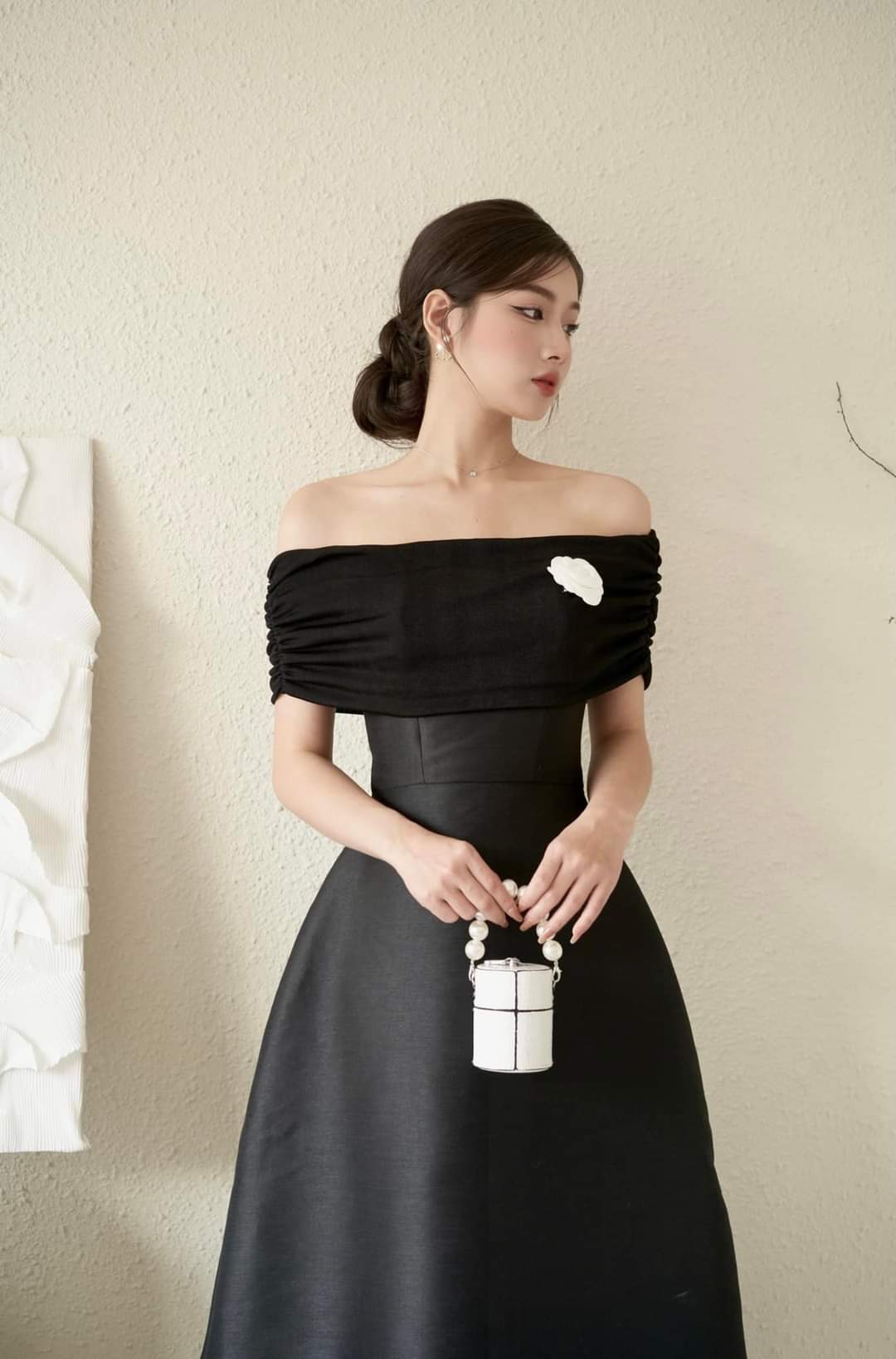 Đầm dự tiệc dáng xòe kiểu vai ngang hở vai phối hoa Alvin Store 1598 (Đen)