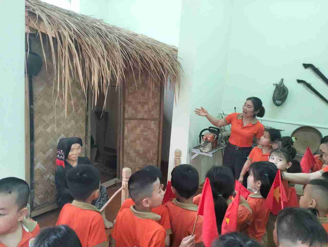 Tuyên truyền, diễn giải môi trường cho học sinh, sinh viên và cộng đồng tại Vườn Quốc Gia Xuân Sơn