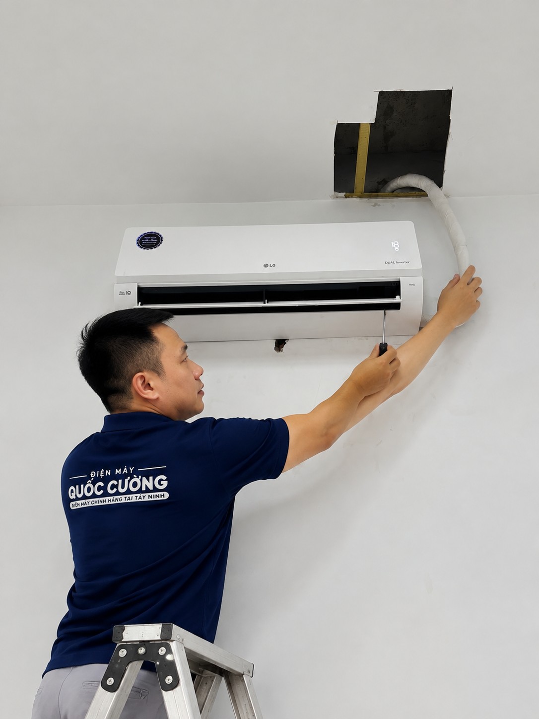 Lắp đặt máy lạnh LG Inverter 1.5 HP IEC12M2 tại Long Hòa, Tây Ninh