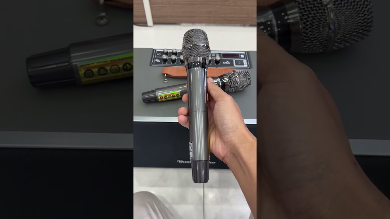 Trải nghiệm loa karaoke xách tay có micro hát nhẹ