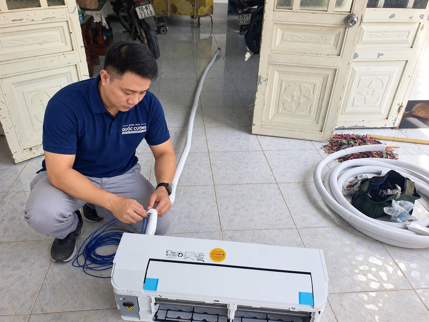 Minh họa thao tác chuẩn bị dàn lạnh và ống kết nối