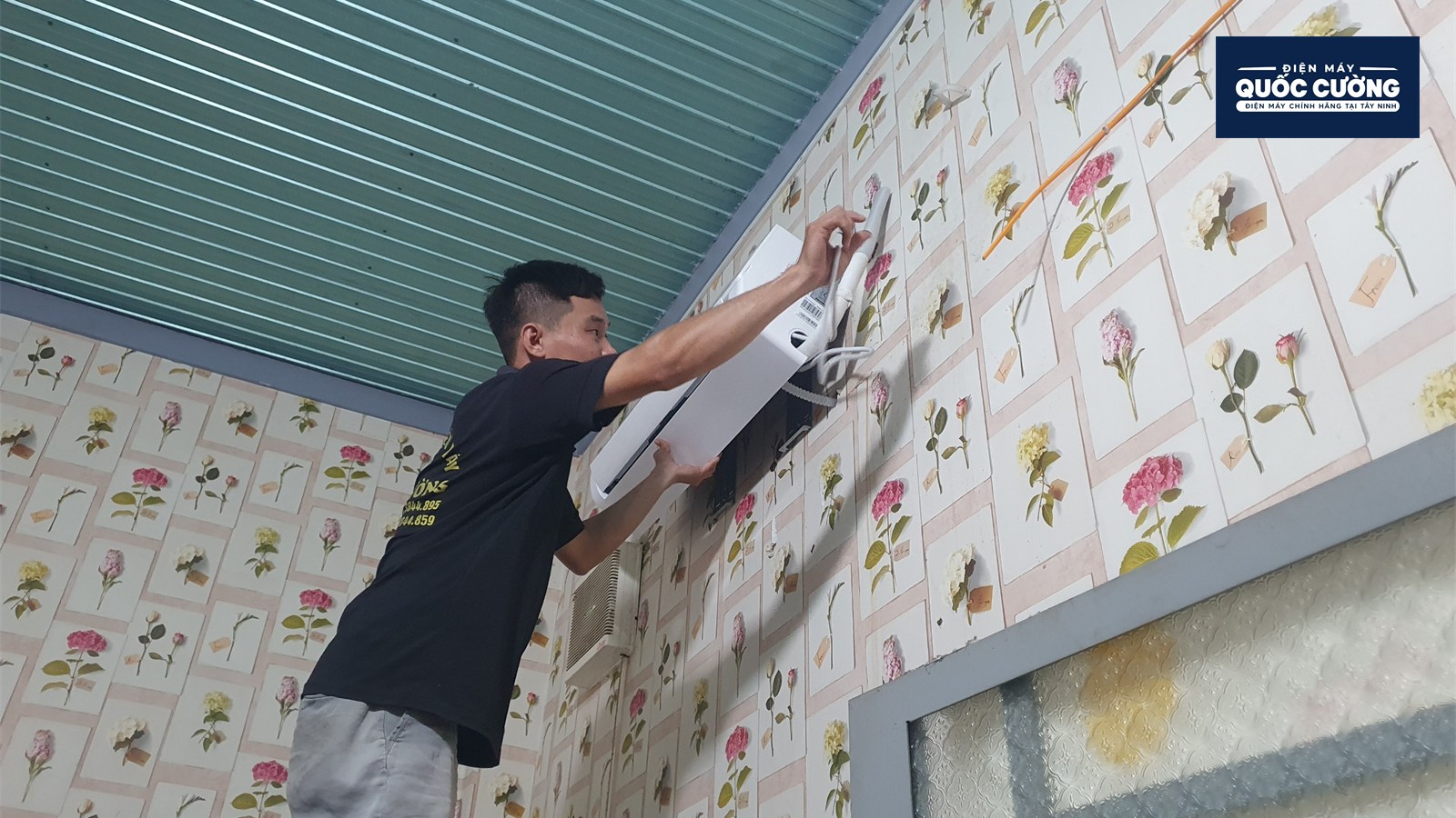Kỹ thuật viên lắp dàn lạnh Comfee 1 HP CFS-09FGY tại Gò Dầu Tây Ninh