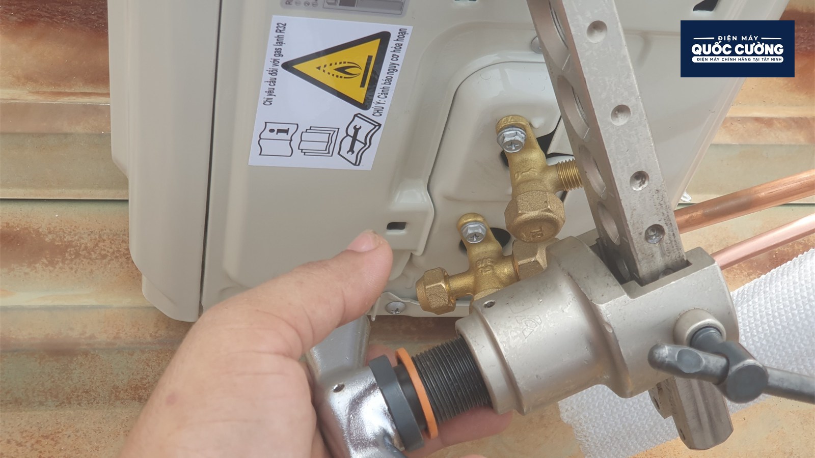 Kết nối đường ống dàn nóng máy lạnh Comfee 1 HP CFS-09FGY tại Gò Dầu Tây Ninh