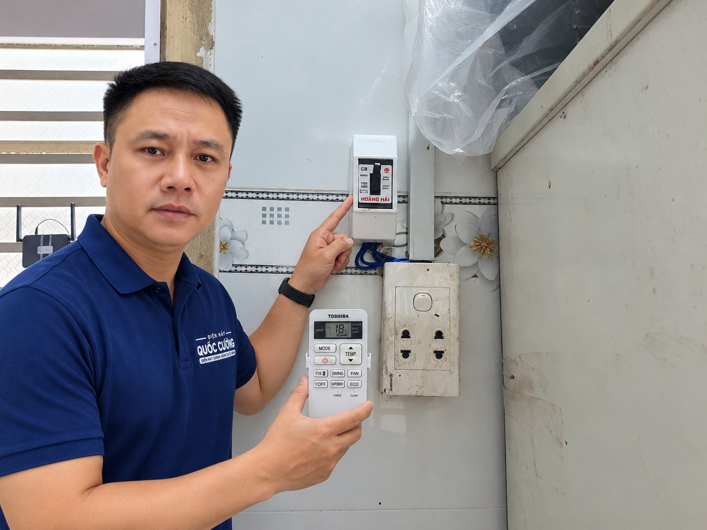 Minh họa thao tác với remote Toshiba tại vị trí điều khiển