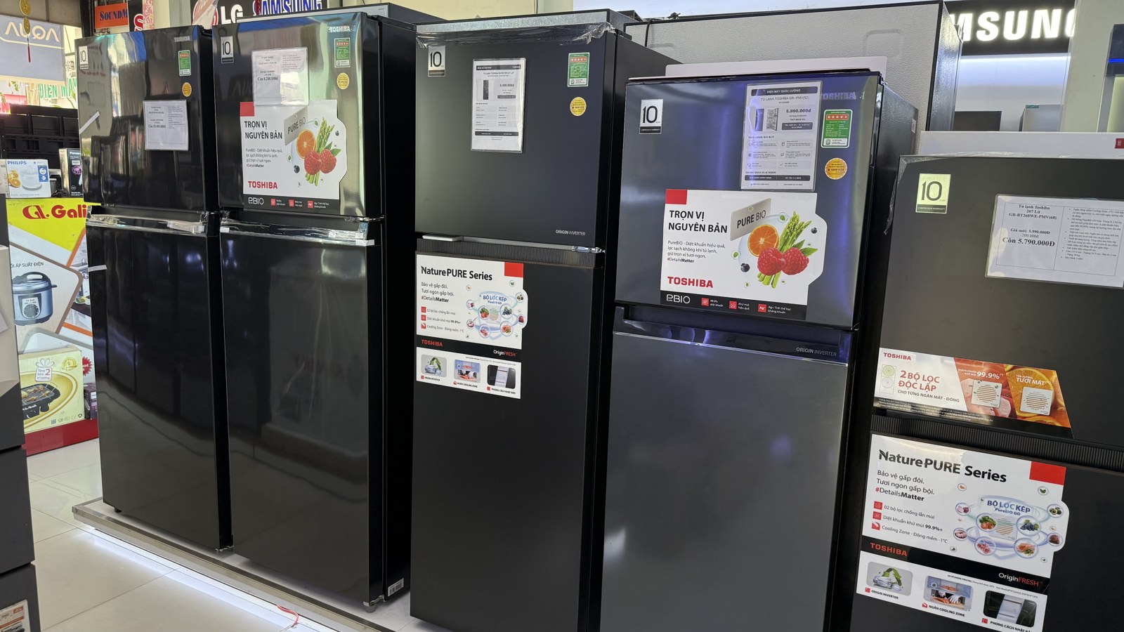 Dãy tủ lạnh Toshiba trưng bày tại Điện Máy Quốc Cường Tây Ninh