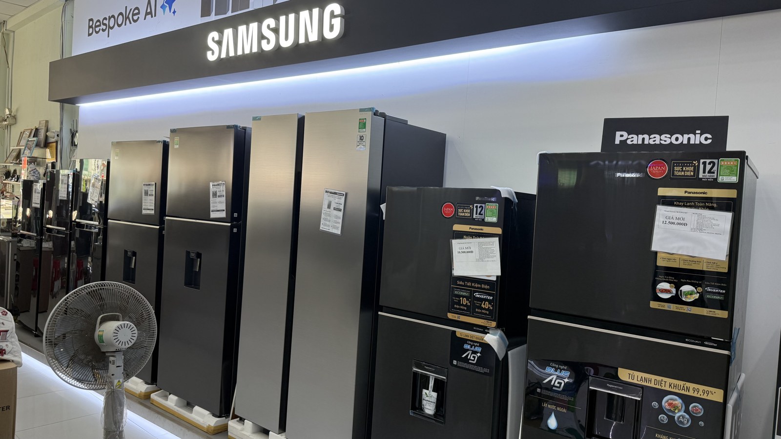 Khu trưng bày tủ lạnh Samsung và Panasonic tại Điện Máy Quốc Cường
