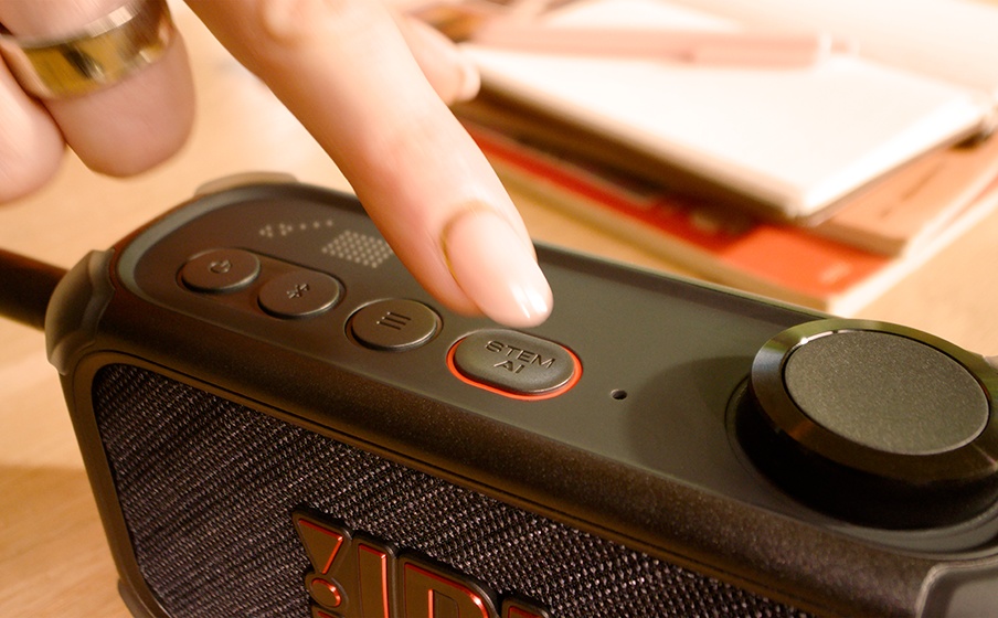 Nút Stem AI trên JBL BandBox Solo màu đen