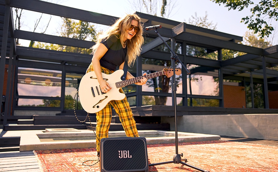 JBL BandBox Trio khi biểu diễn guitar