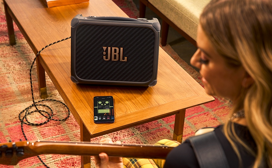 JBL BandBox Trio trong bộ thiết bị tập guitar