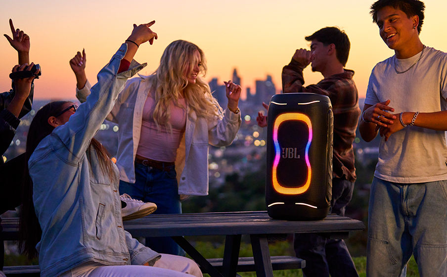JBL PartyBox 130 màu đen phát nhạc tại buổi tiệc
