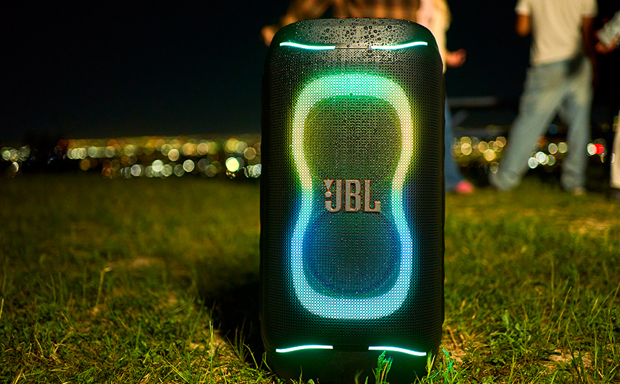 Hiệu ứng đèn xanh trên loa JBL PartyBox 130