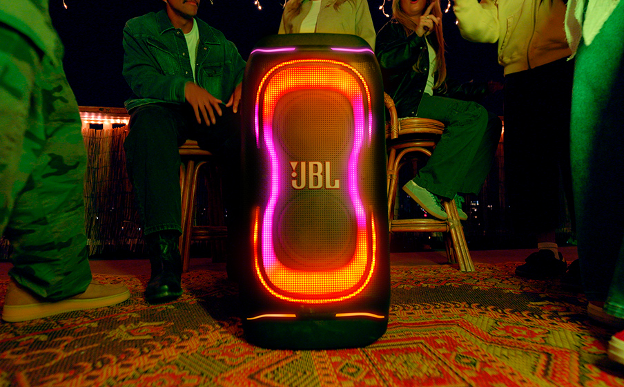 JBL PartyBox 330 trình diễn ánh sáng khi phát nhạc