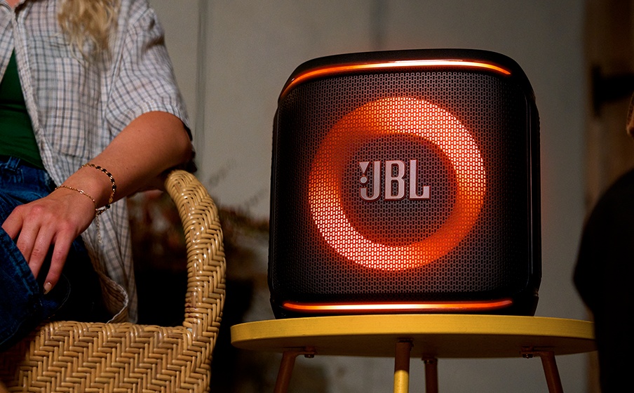JBL PartyBox Encore 2 phát nhạc trong không gian sinh hoạt