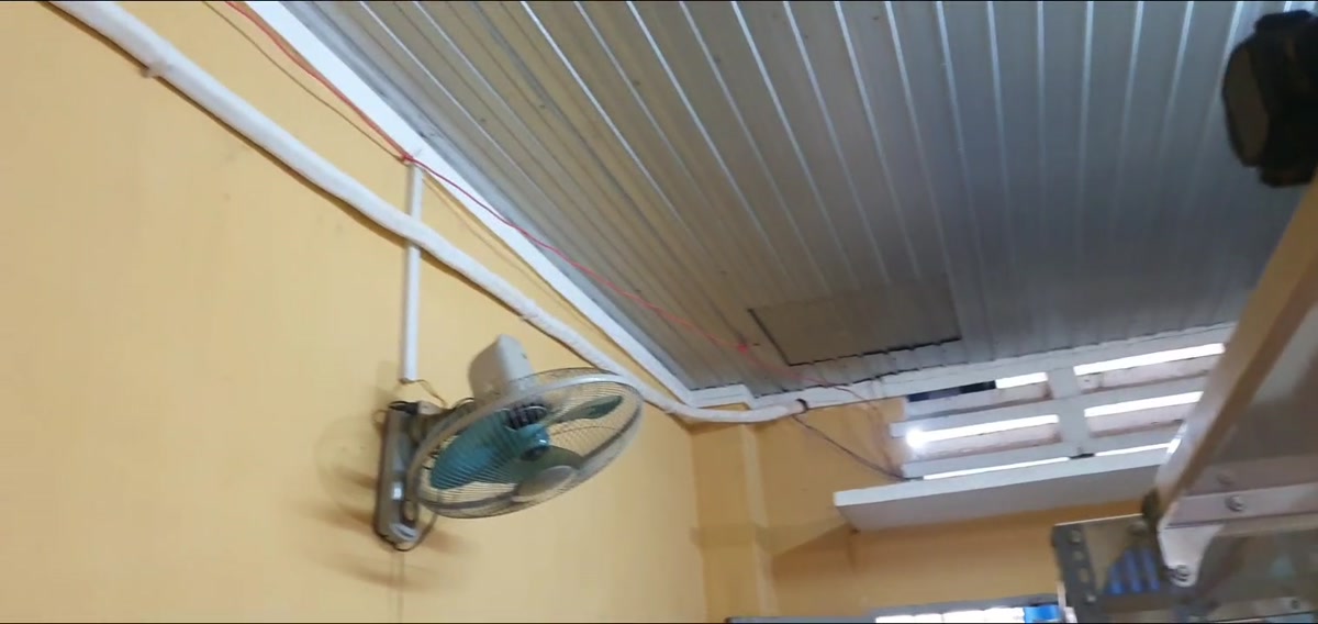 Đường ống máy lạnh được bọc bảo ôn tại Trường Mạc Đĩnh Chi