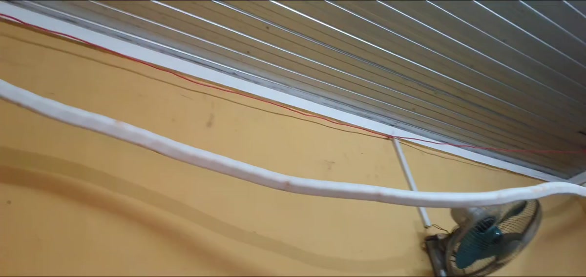 Đường ống máy lạnh đi sát trần tại Trường Mạc Đĩnh Chi