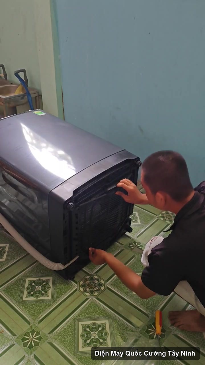 Kỹ thuật viên lắp đặt Máy giặt AQUA Inverter 13 kg tại trường