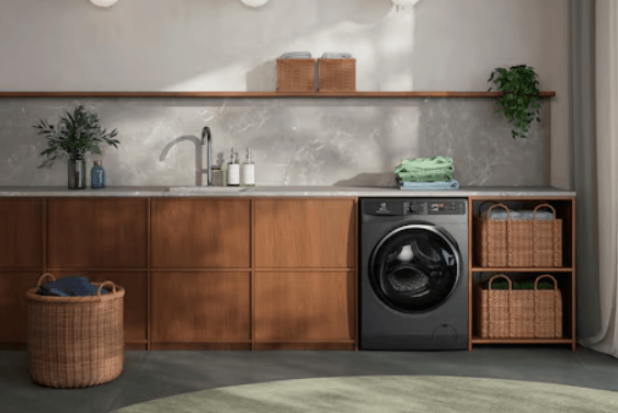 Máy giặt sấy Electrolux EWW1143R7SC trong không gian phòng giặt