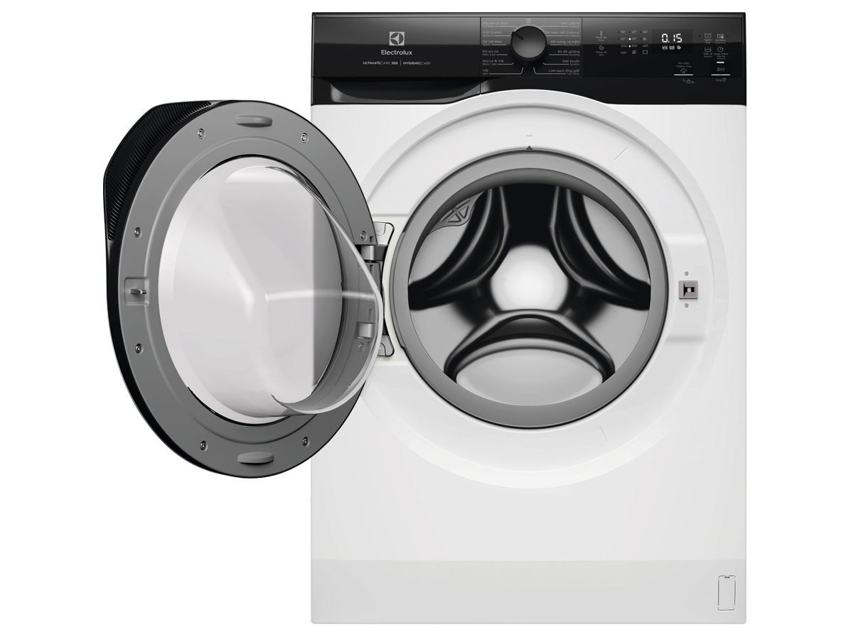 Cửa lồng giặt lớn của Electrolux EWF1024D3EC khi mở