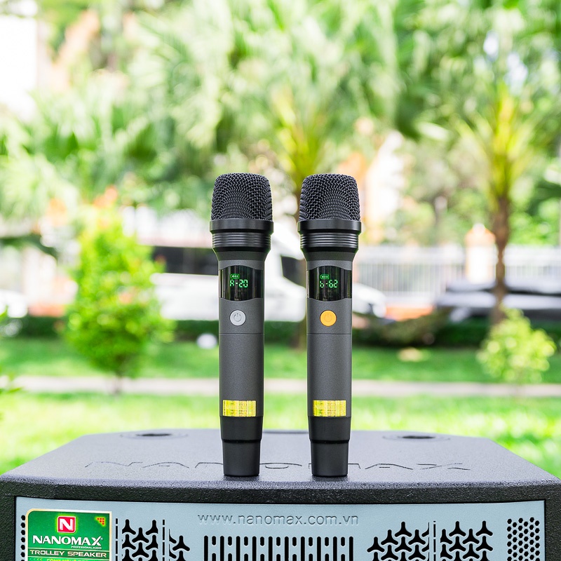 Hai micro UHF đi kèm Nanomax SK-16Q1