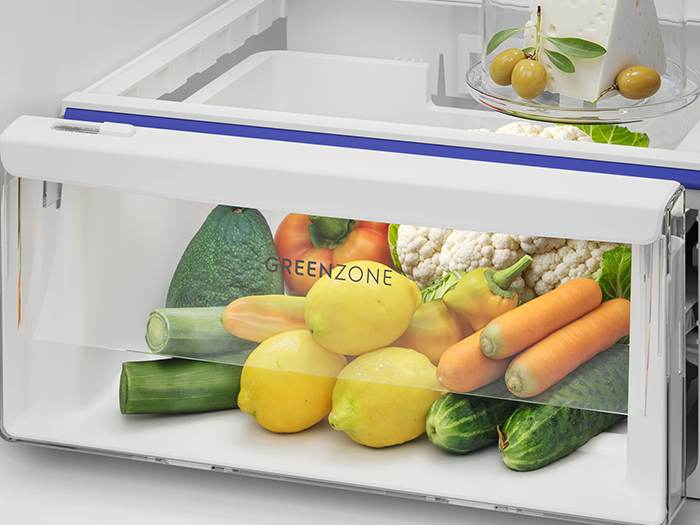 Tủ lạnh Electrolux 4 cánh Serie 800 562 lít EQE5760B-B - Tiện ích lấy nước ngoài và làm đá tự động
