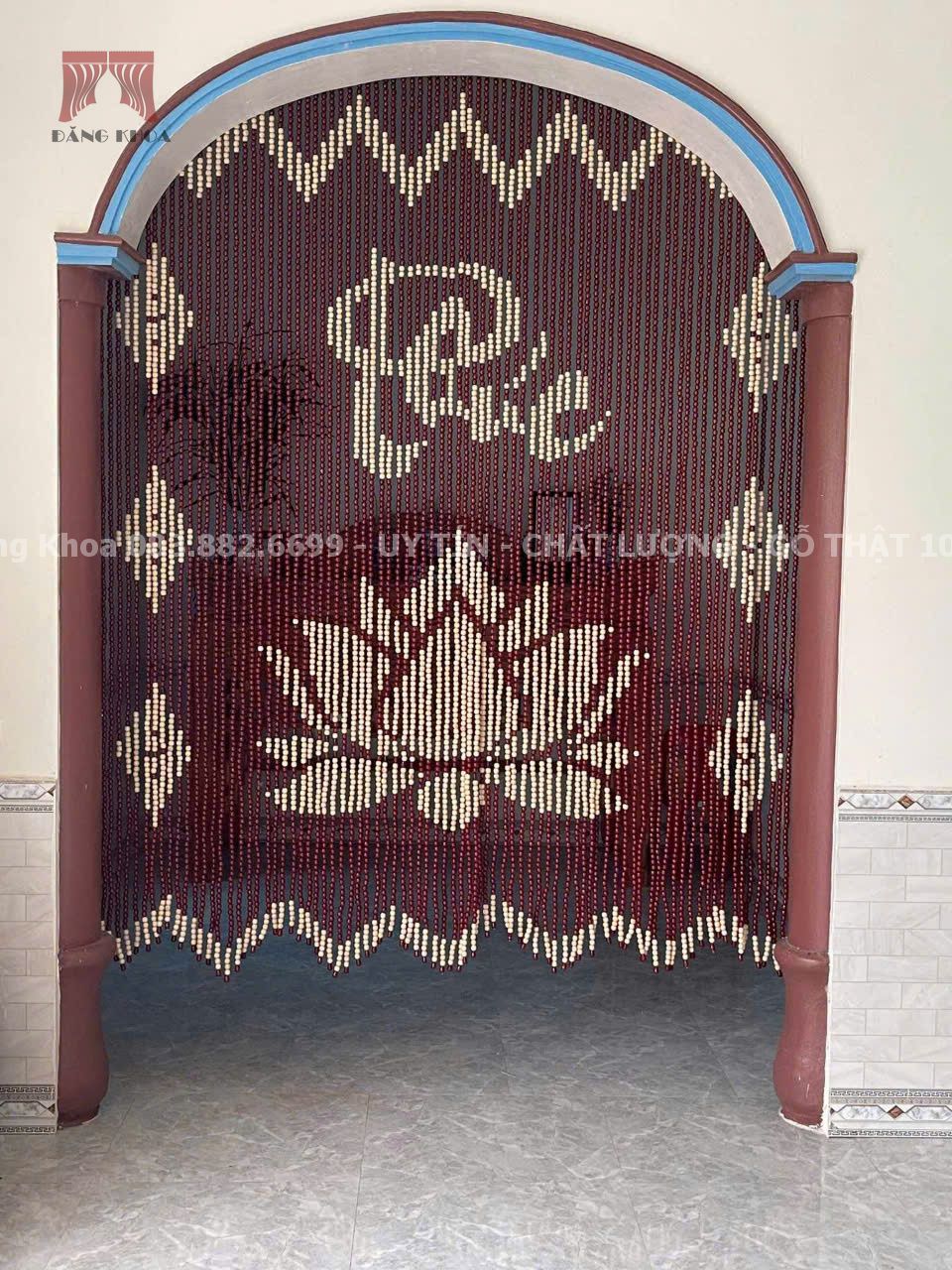 Rèm hạt gỗ che cửa vòm phòng thơ
