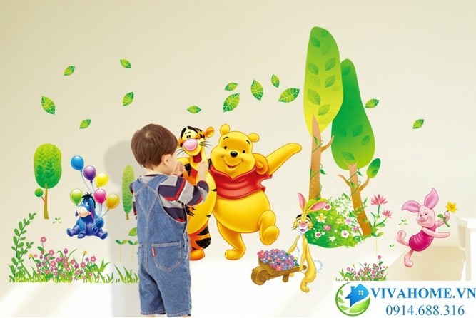 decal-dan-tuong-gau-pooh-di-choi