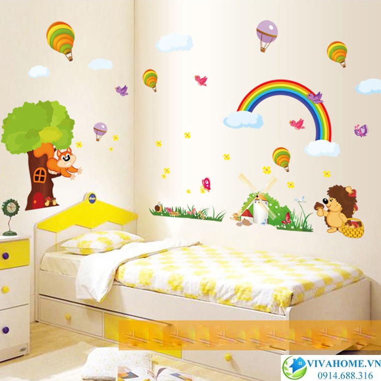 Decal dán tường Sóc tìm hạt dẻ