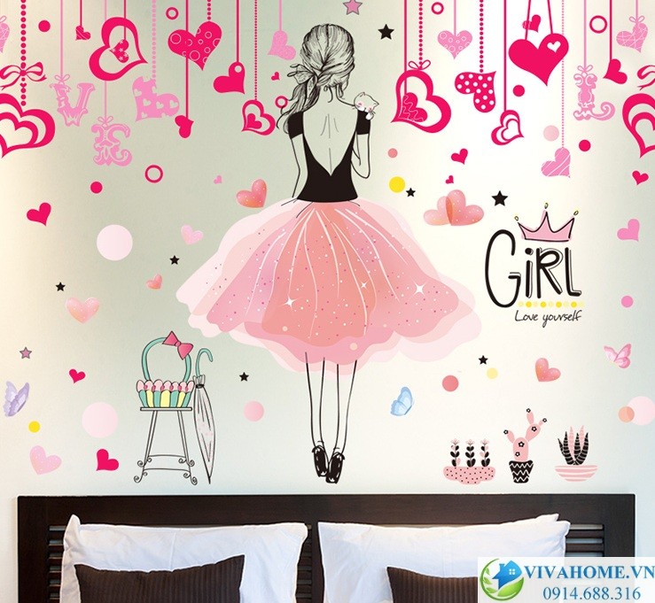 Decal dán tường Cô gái váy hồng tóc tết và dây trái tim
