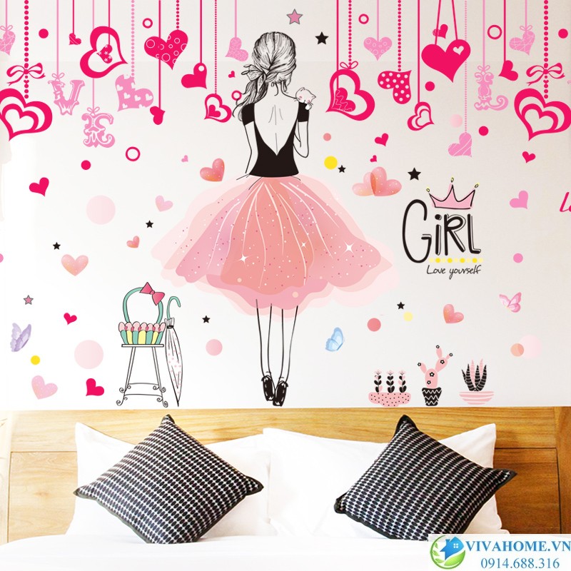 Decal dán tường Cô gái váy hồng tóc tết và dây trái tim