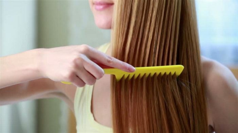 Sử dụng các loại lược thưa và chải tóc nhẹ nhàng