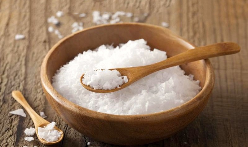 Dùng muối biển detox da đầu 