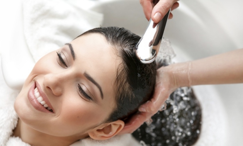Những lưu ý khi gội đầu bằng nước muối