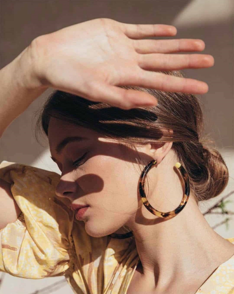 Không để tóc tẩy tiếp xúc trực tiếp với ánh nắng