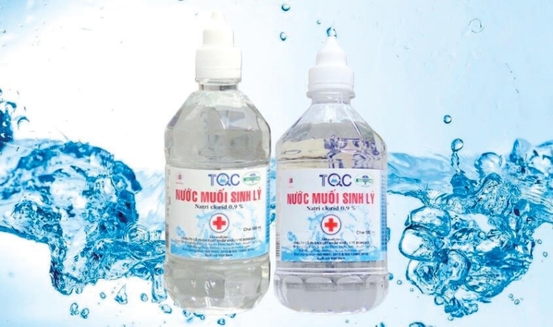 Sử dụng nước muối sinh lý để gội đầu