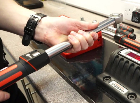 9 điều bạn phải biết nếu muốn dùng cờ lê lực đúng cách.