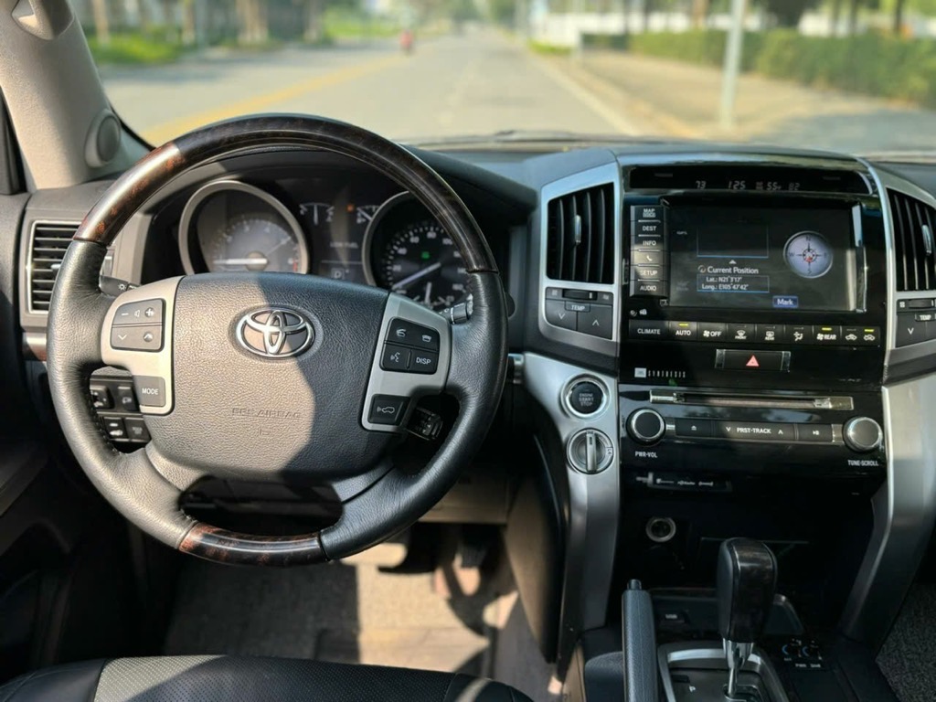 Land Cruiser VXR 5.7 model 2016