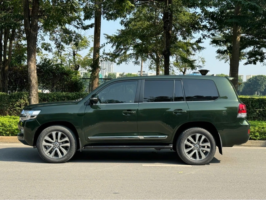 Land Cruiser VXR 5.7 model 2016
