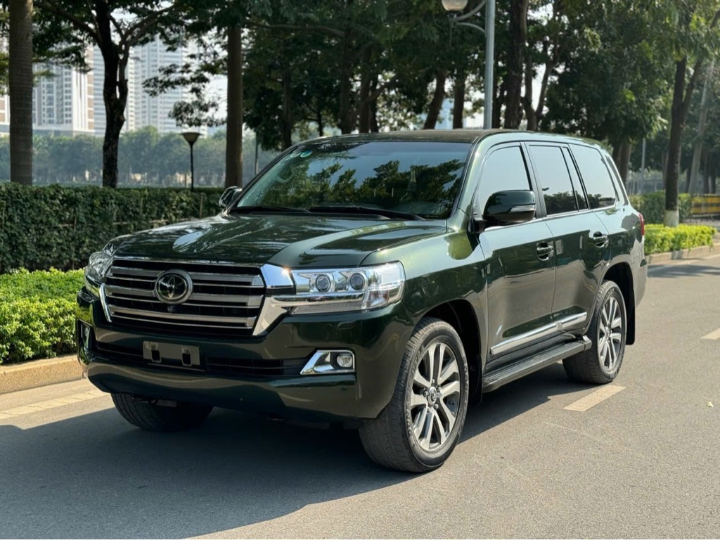 Land Cruiser VXR 5.7 model 2016