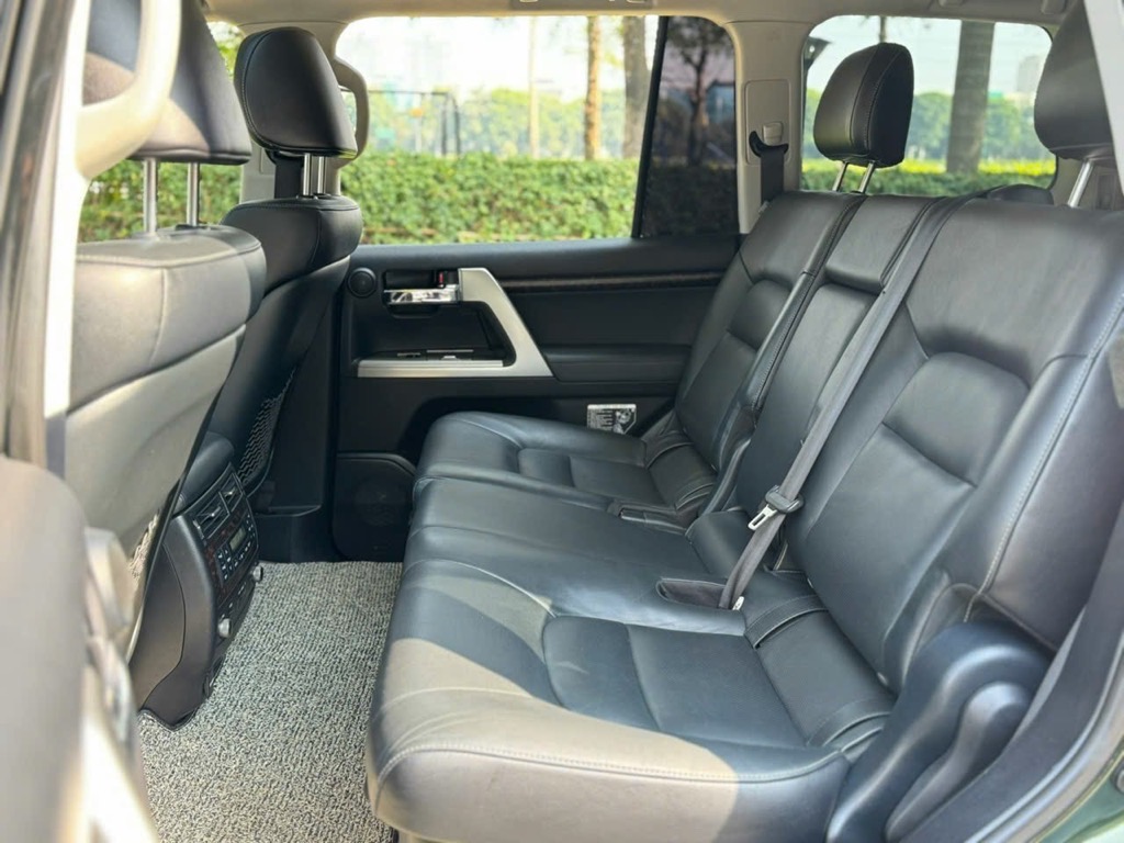 Land Cruiser VXR 5.7 model 2016