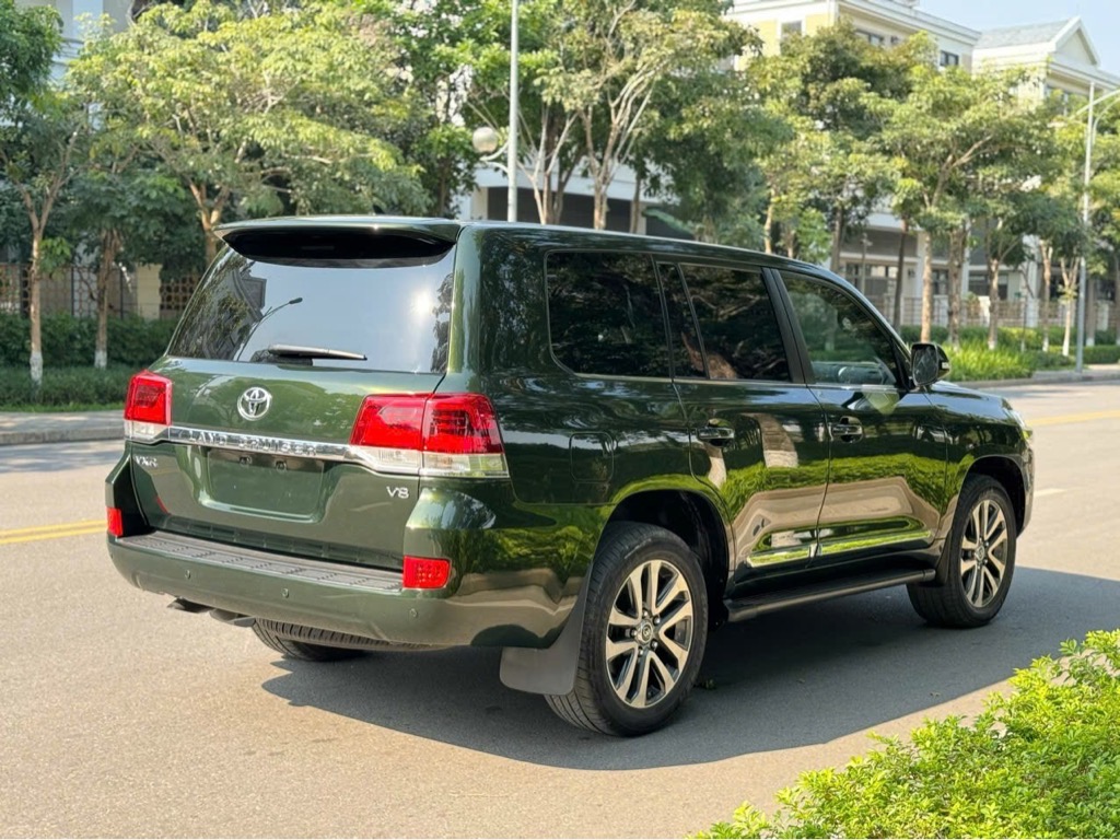 Land Cruiser VXR 5.7 model 2016