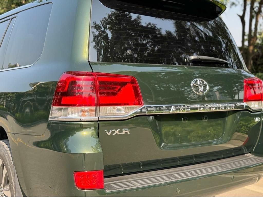 Land Cruiser VXR 5.7 model 2016