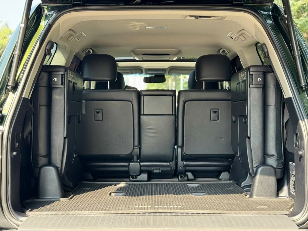 Land Cruiser VXR 5.7 model 2016