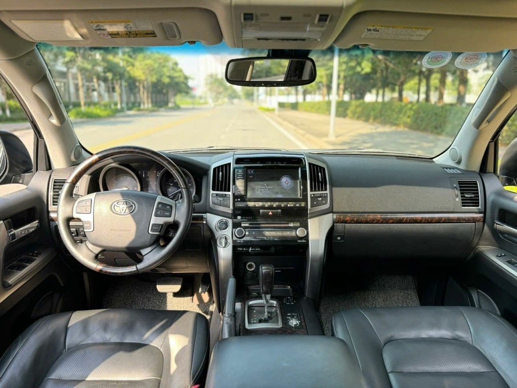 Land Cruiser VXR 5.7 model 2016