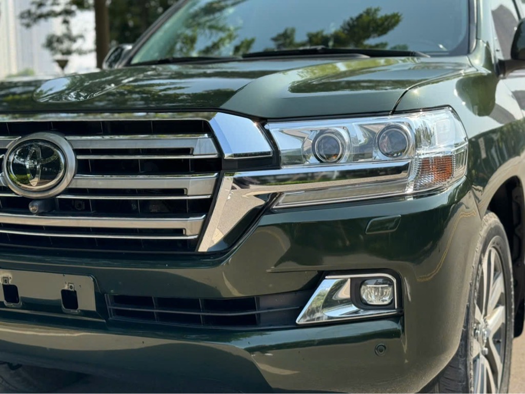 Land Cruiser VXR 5.7 model 2016