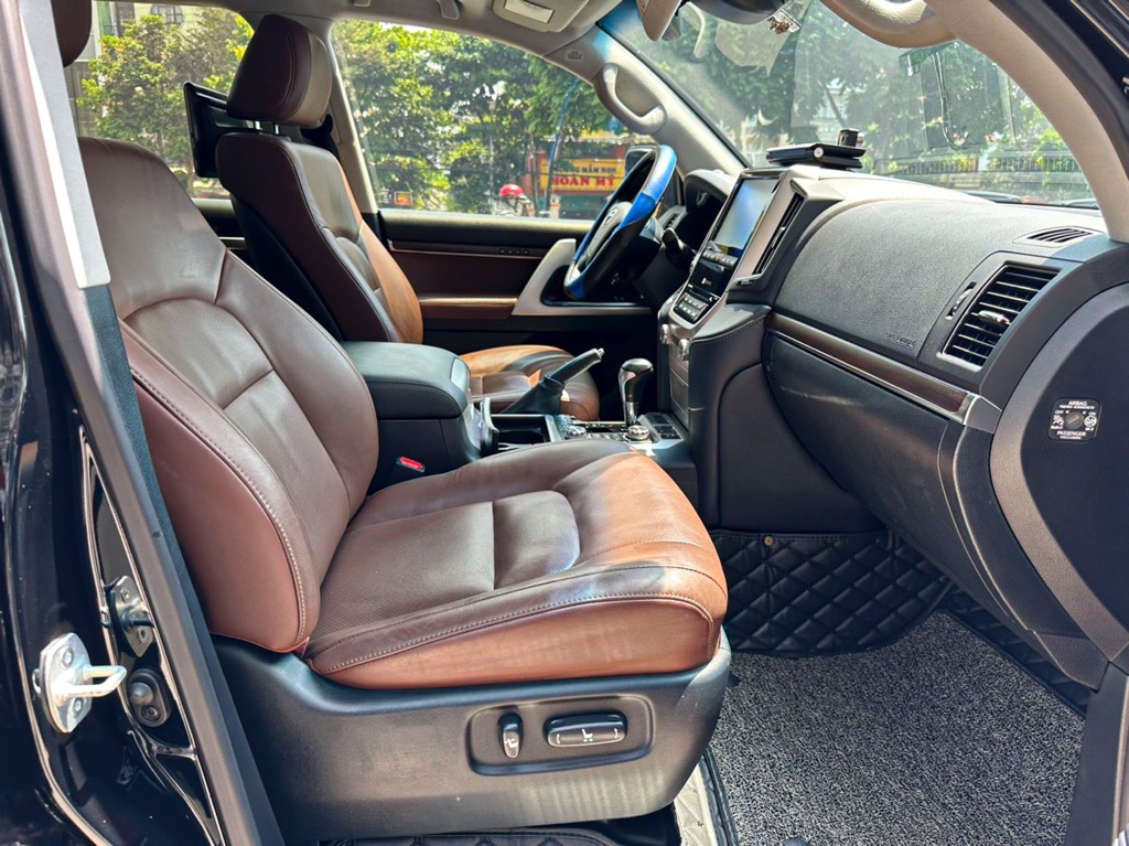 Land Cruiser 4.6AT Excutive Lounge 2020