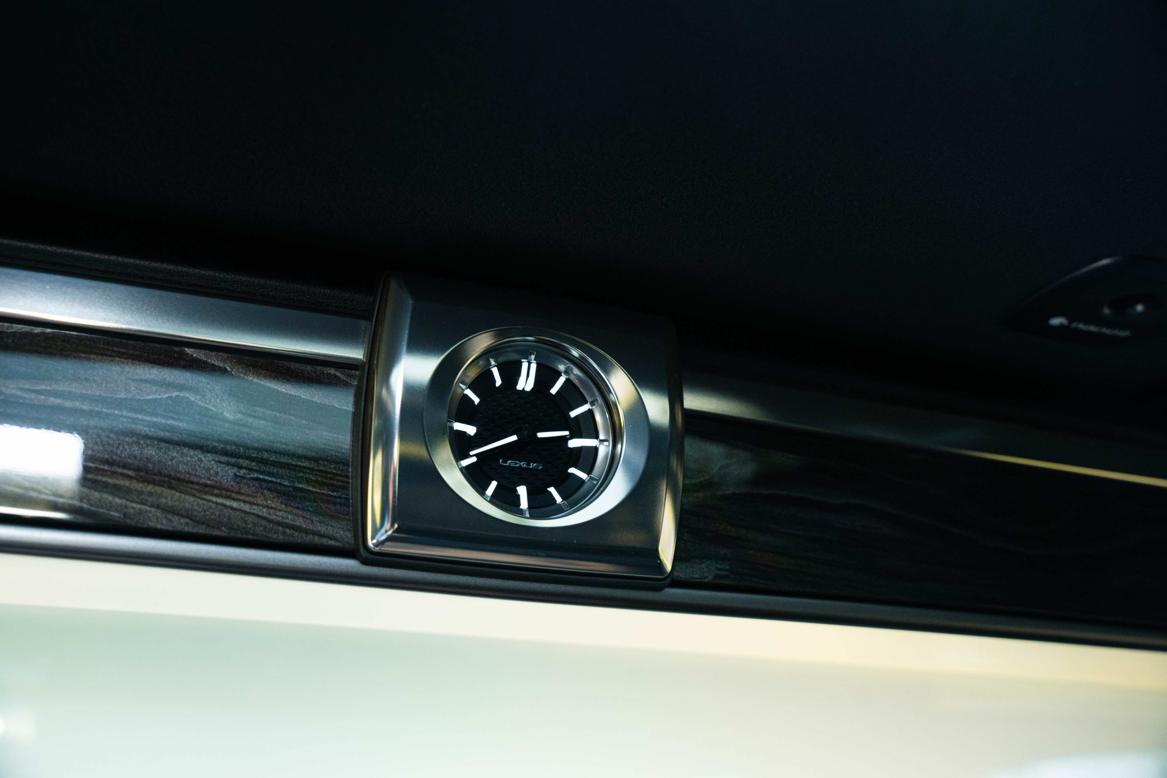 Lexus LM300h 2021