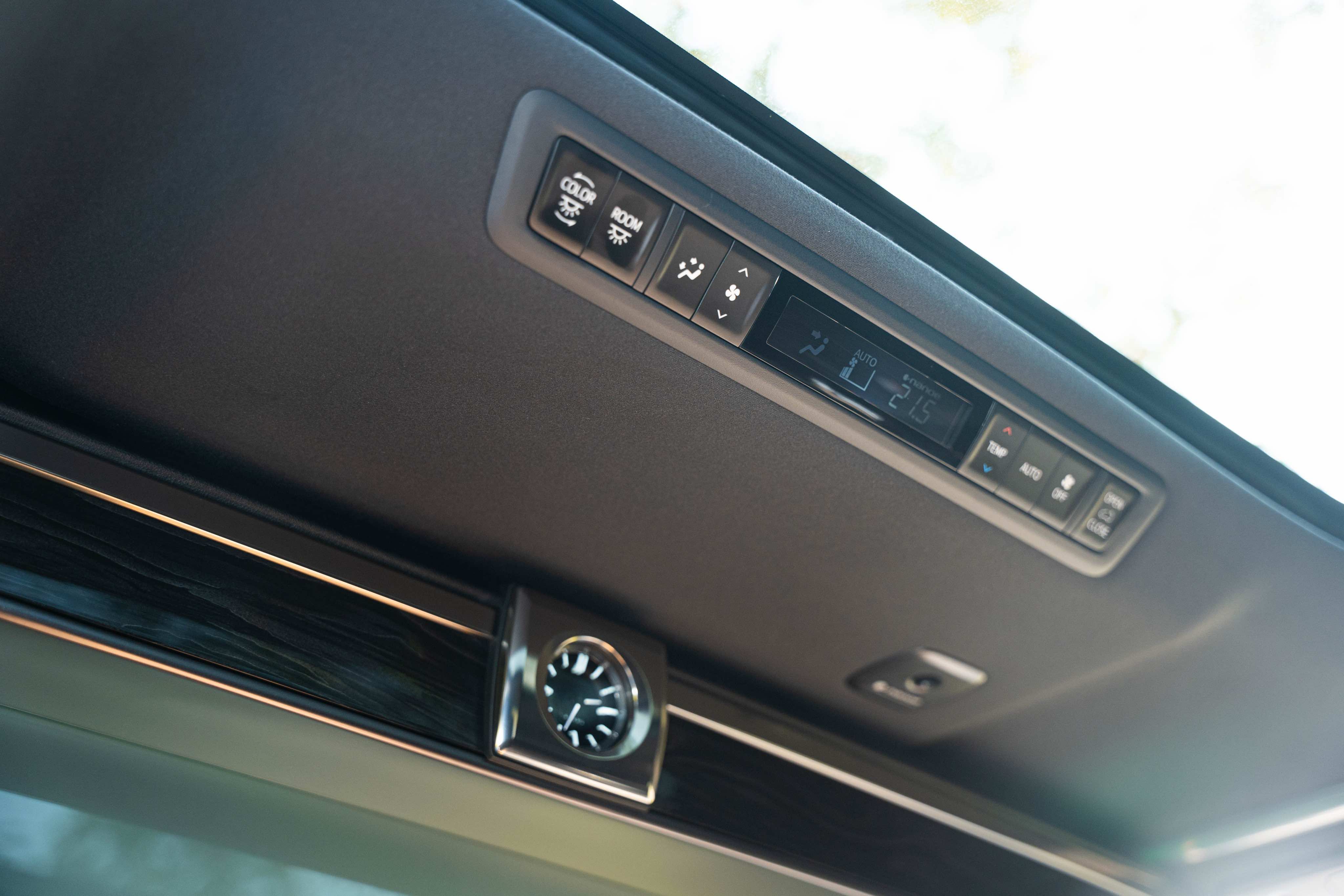 Lexus LM300h 2021