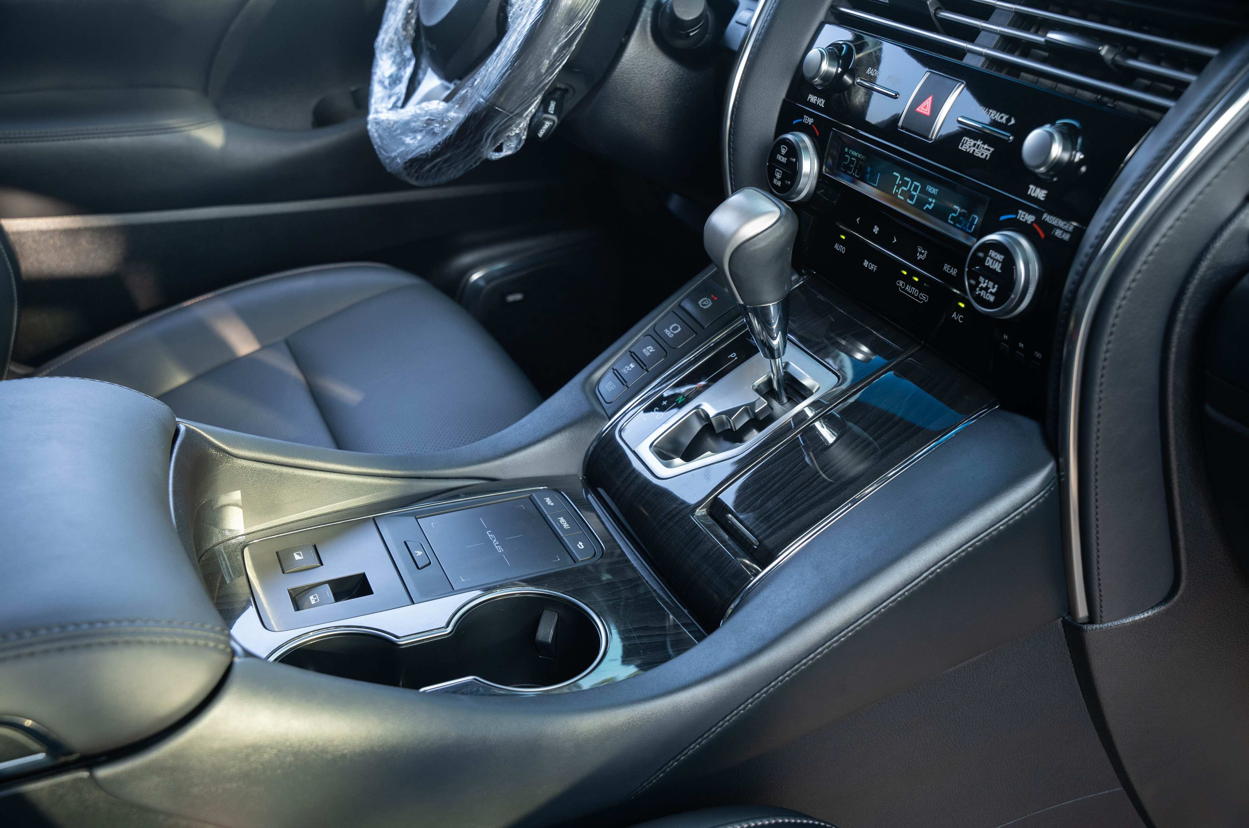 Lexus LM300h 2021