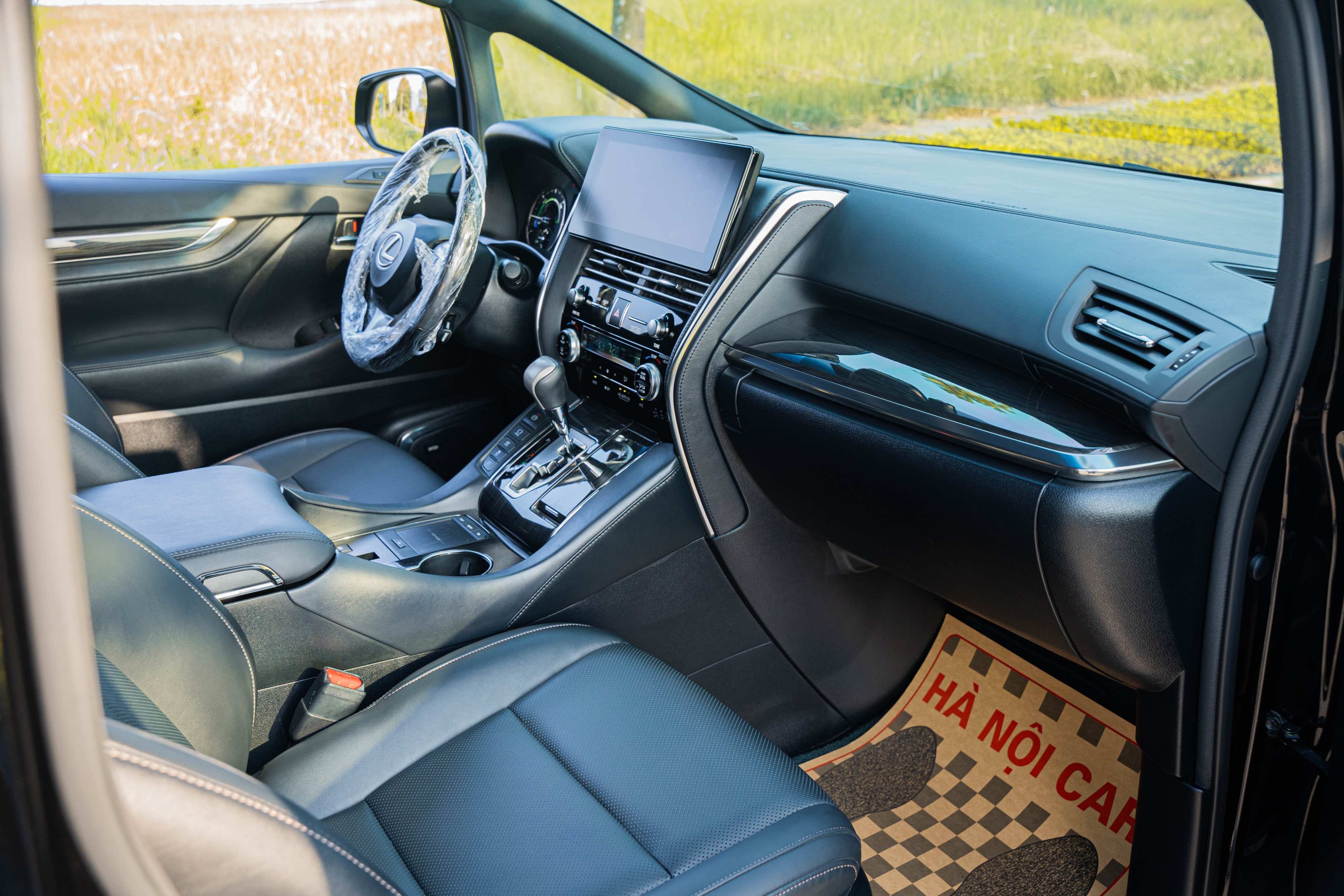 Lexus LM300h 2021