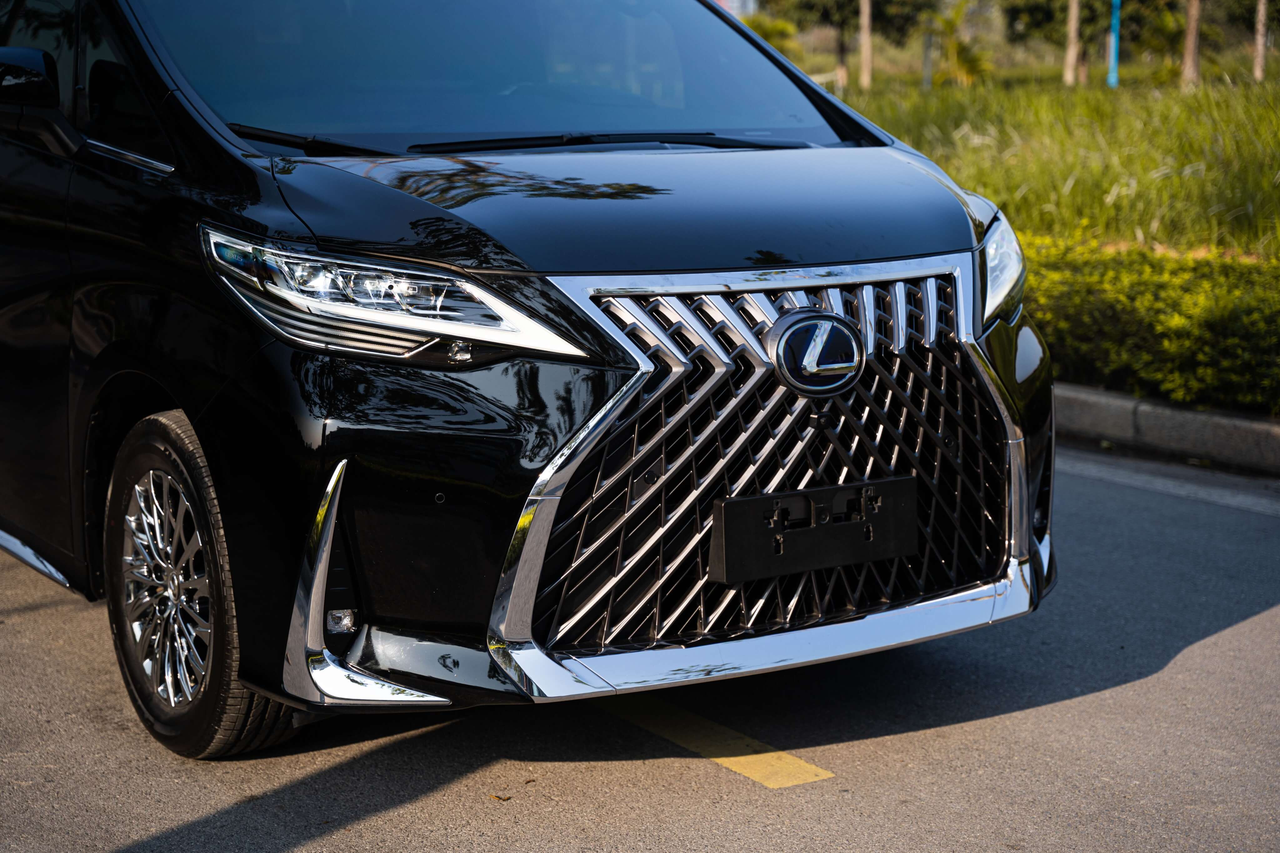 Lexus LM300h 2021